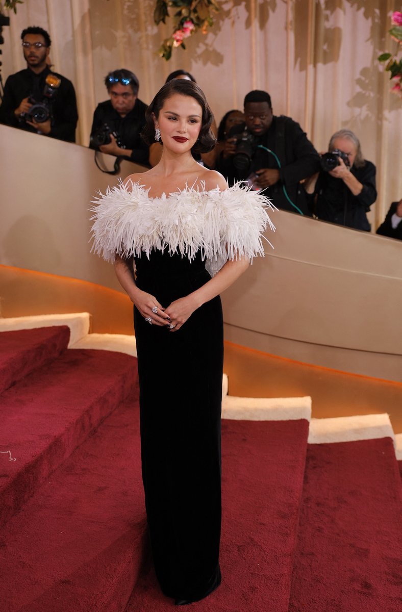 Excelsior's tweet image. Looks de las mujeres en los #GoldenGlobesse vieron increíbles ✨ Desde elegantes hasta atrevidos, cada outfit se ve lleno de estilo. ¿Cuál fue tu favorito?
#ExcélsiorDigital #Looks #Famosas 
📷​: Reuters