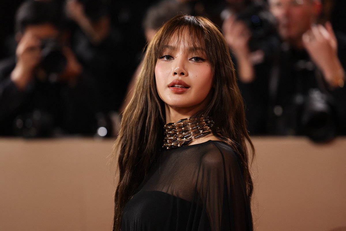 ALL EYES ON LISA ✨ Lisa of BLACKPINK turns heads while posing at the 83rd  Annual Golden Globe Awards in Beverly Hills, California, U.S., January 11,  2026. COURTESY: Mike Blake, Daniel Cole/Reuters