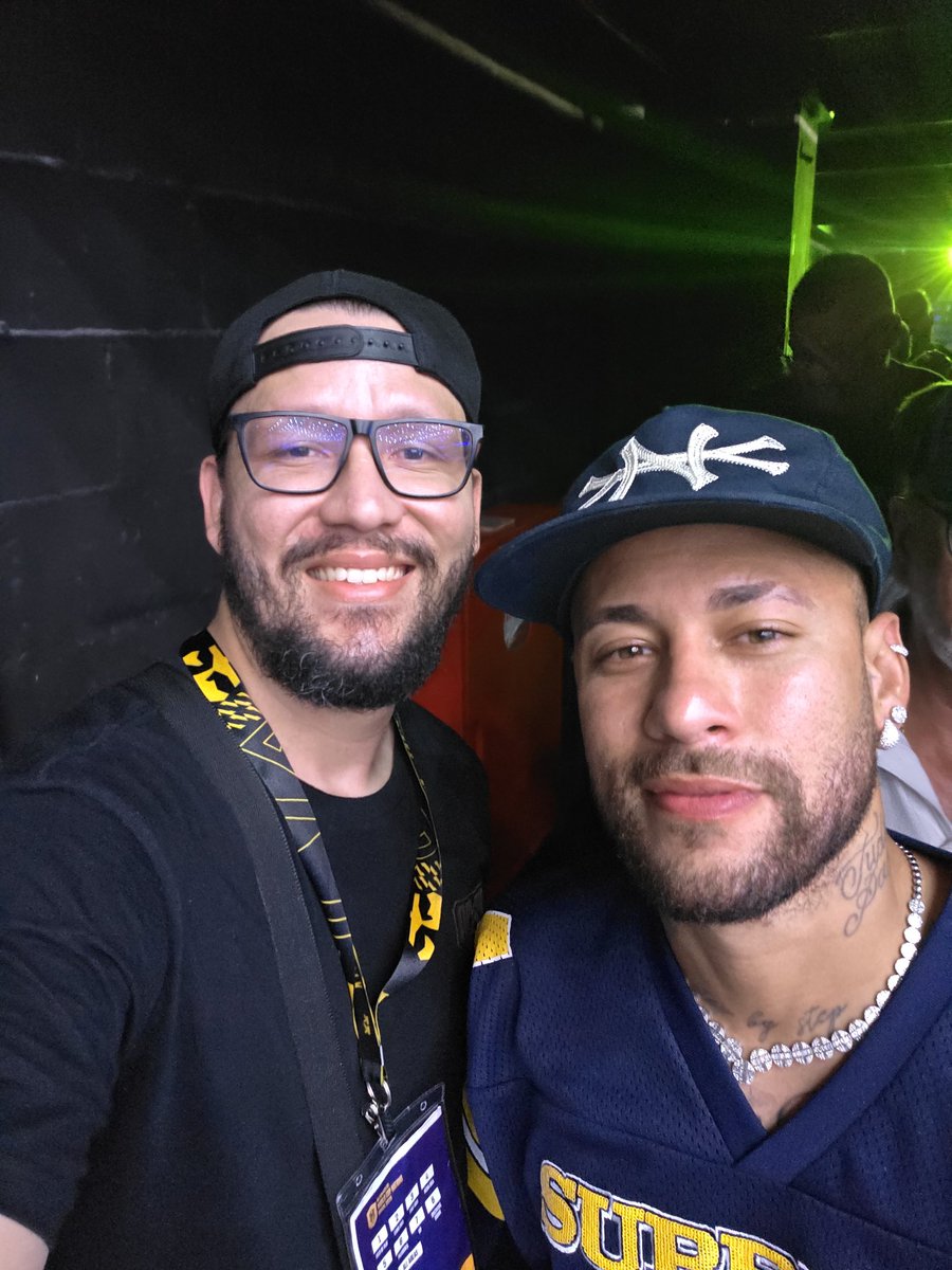 Esse cara pediu pra tirar foto comigo, alguém sabe quem e? <a href="/neymarjr/">Neymar Jr</a> o brabo!