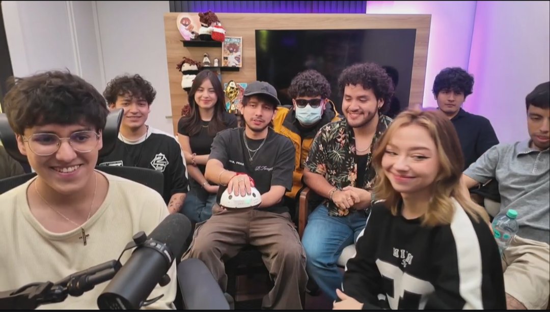 EstailusUpdate's tweet image. 🖥️❗️— | Estailus aparece en el stream de Duxo con Soarinng, Mictia, Michu, Evapartis, Kendo, Locochon y C3jo 

— kick.com/duxo

Recuerden leer las reglas del canal y ser respetuosos.