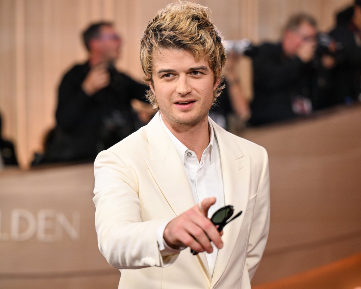 RollingStone's tweet photo. Ladies and gentlemen, Joe Keery. #GoldenGlobes 

📸 Penske Media https://t.co/ExD9Pbi6YR