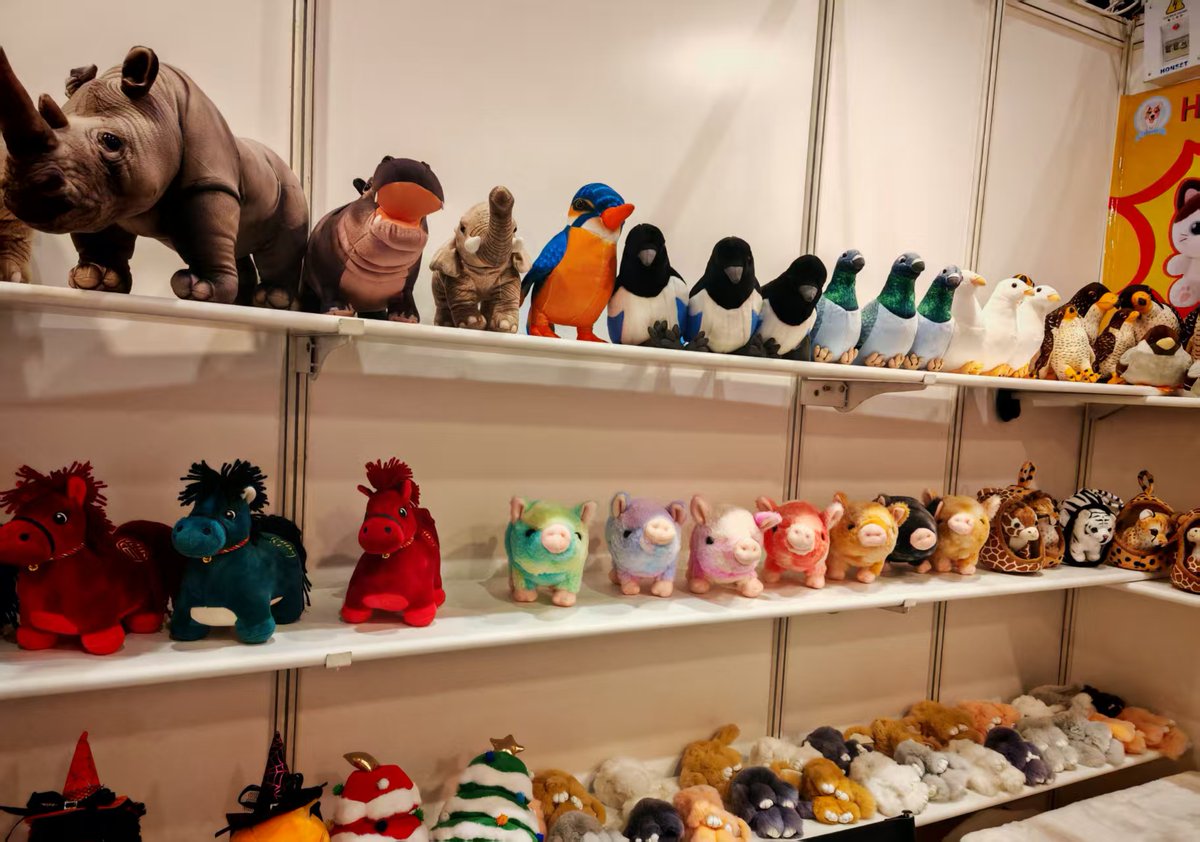 GaoPengToys's tweet photo. 🔥 Must-See at the Expo! AI Plush Toys – The New Trend! 🔥

🤩2026 Hong Kong Toys & Games Fair – We are redefining the future of plush toys with technology and creativity!

📍Address: Hong Kong Convention and Exhibition Centre, Booth 17
⏰ Time: January 12th–15th
🎪 Booth Number: 1A-D24

🌟 Highlights to Experience:
🐰 Blinking-Eyed Kitties & Talking Plush Bunnies – Built-in AI vision and smart dialogue systems for smarter interaction!
🐎 [Year of the Horse Collectible Series] – 2026 lucky designs, blending traditional elements to melt hearts everywhere.

🎯 Customized Hit Solutions:
Our account managers Henry, Garen, and Luky are ready to provide you with professional custom plush toy plans. Come play and create with us!

📩 DM us for a one-on-one quote and seize the AI plush toy market now!

#gaopengtoy #customtoy #toymanufacturer #custommade #customplush #plushies #interactivetoys #awesomeinteractivetoys #CuteToys #booth #HongKongToysGamesFair #customip #HK