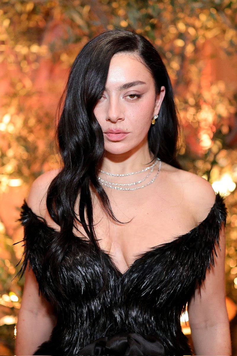 poponze's tweet image. O CARÃO! Charli XCX para o #GoldenGlobes. ✨