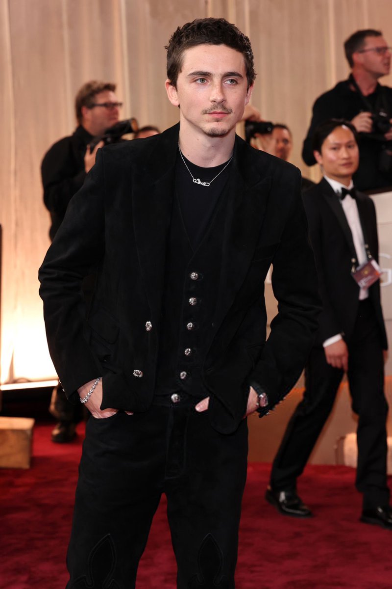 timotheenation's tweet photo. Timothée Chalamet attends the 83rd Annual #GoldenGlobes https://t.co/zjCvLDsuOW