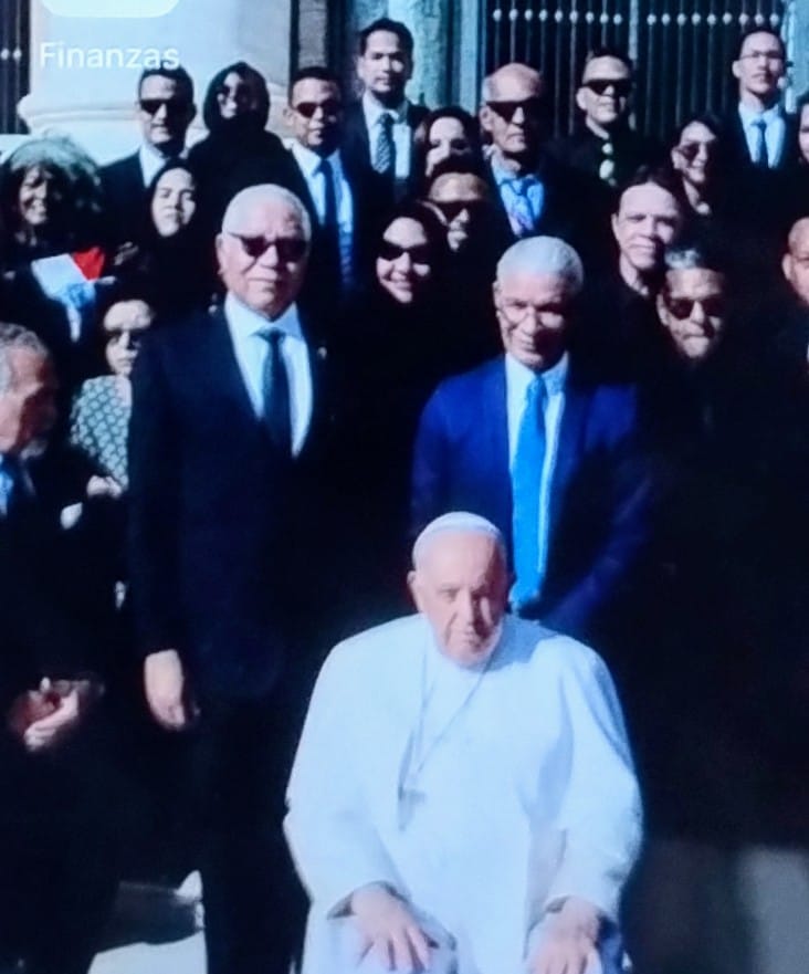 Momento histórico donde el Santo Papa Francisco recibió una comisión de pintores . Detras del Papa  el Dr, Pedro Richardson, Director Ejecutivo de FEDODIM y Alcides Díaz Batista, presidente del Centro de Estudios Altagraciano, CEA. <a href="/luisabinader/">Luis Abinader</a> <a href="/DavidColladoM/">David Collado</a> <a href="/JosePaliza/">Jose Paliza</a>