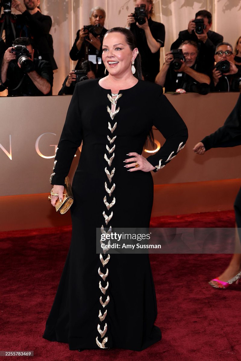 LegendaryLade's tweet image. Comedic Actress Melissa McCarthy looks GREAT! 🖤 #GoldenGlobes