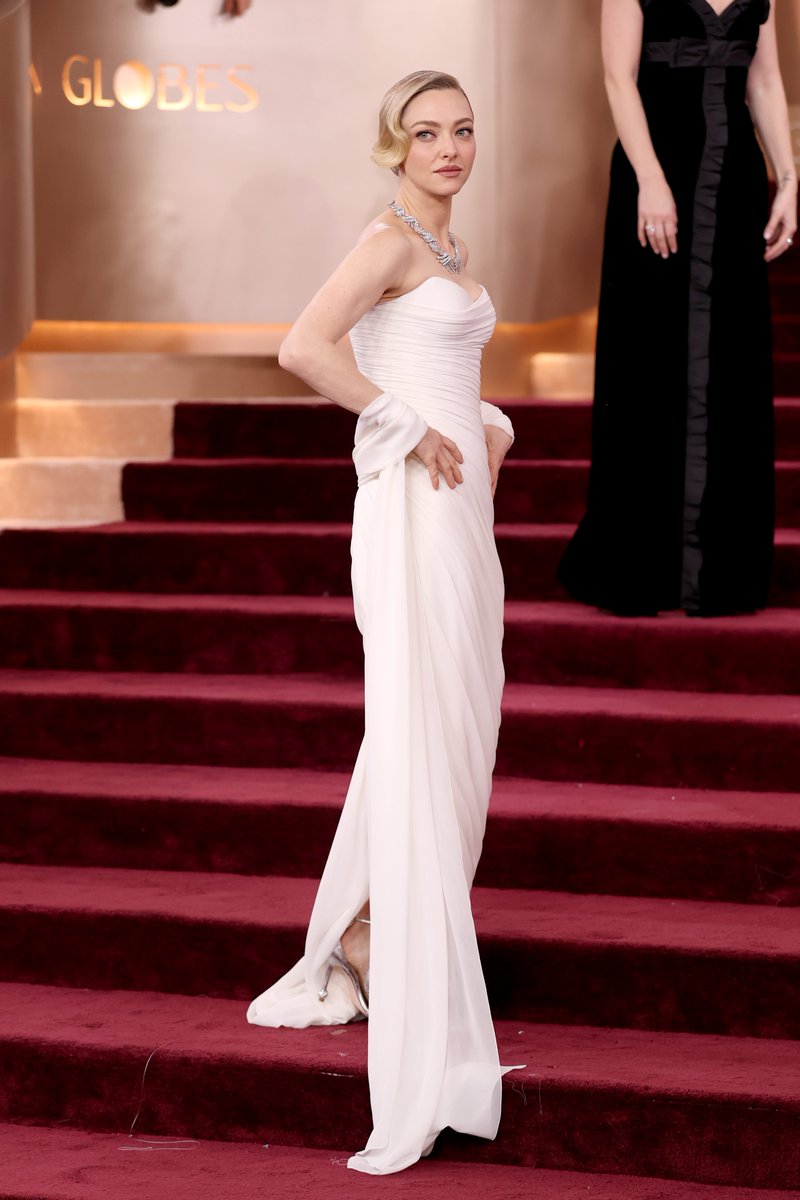 #AmandaSeyfried irradia elegancia en la alfombra de los #GoldenGlobes con un vestido blanco de líneas limpias y silueta etérea 🤍✨