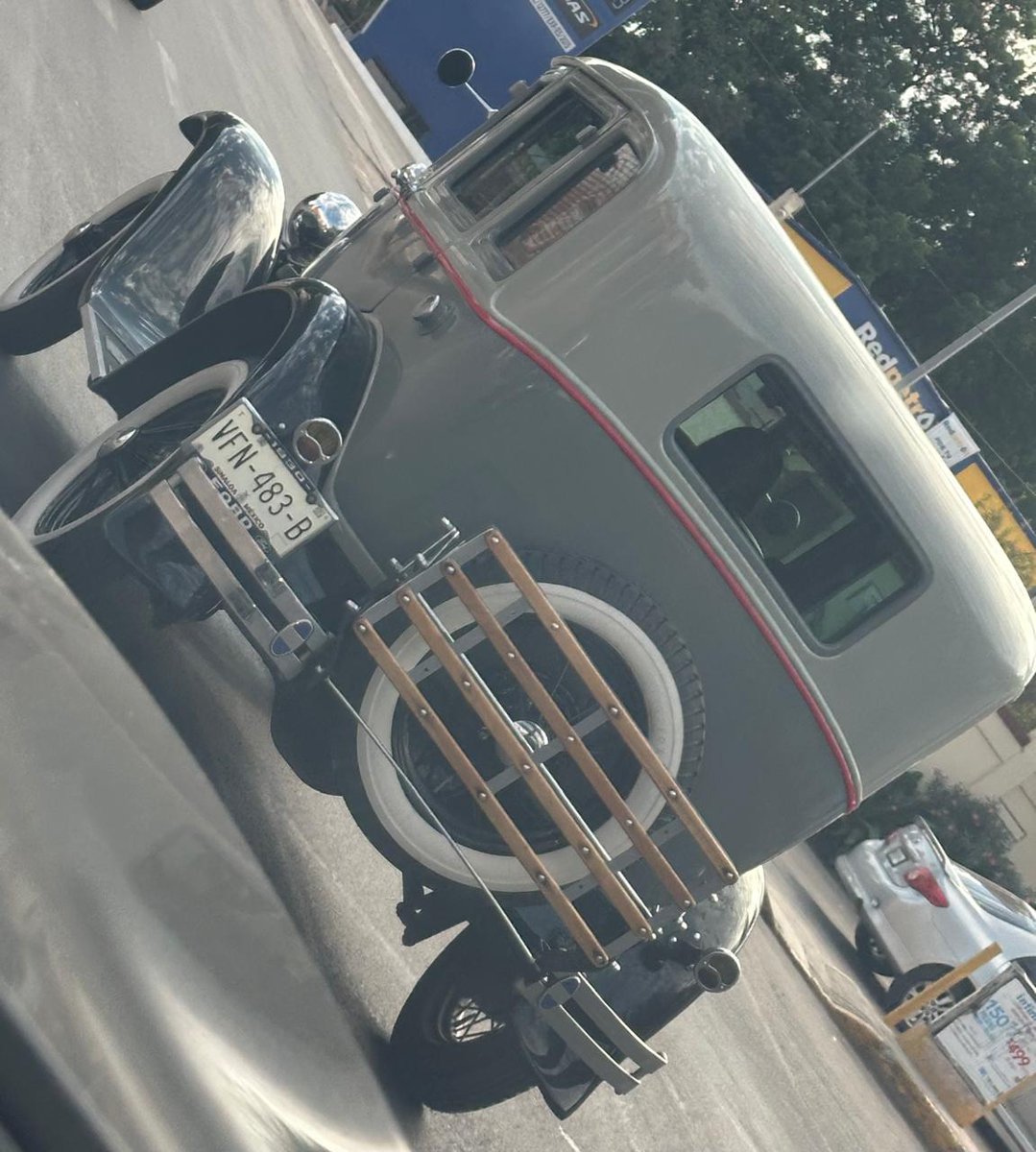 Mi compa sacó el carro más viejito que tiene, porque los nuevosbse los están robando en #Culiacán