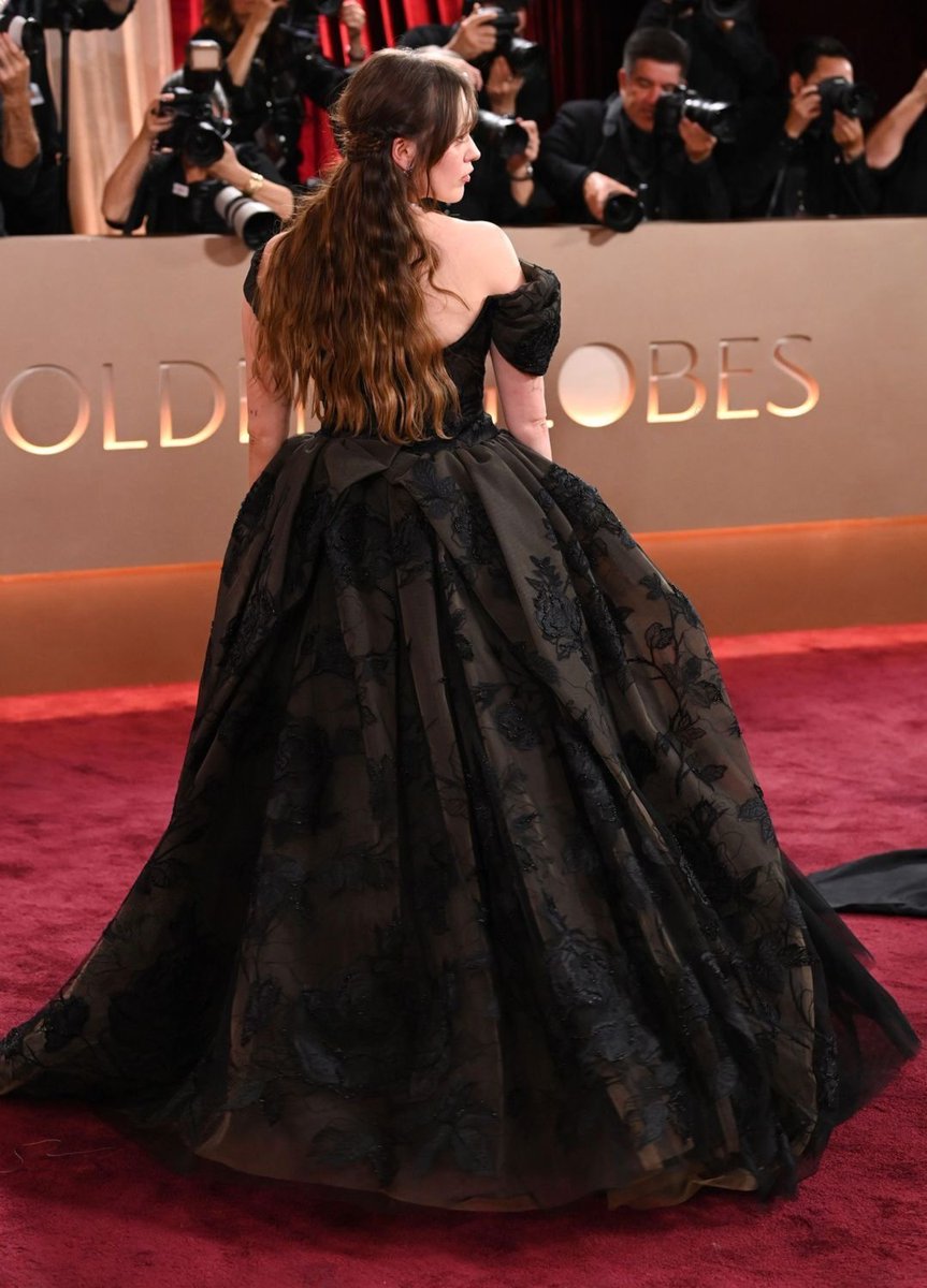 Yo solo quiero un vestido así para vivir en un castillo helado con un vampiro milenario