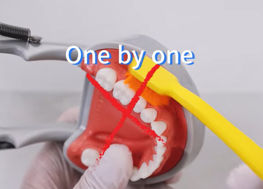 칫솔질을 할 때는 치아를 하나씩 하나씩, 치아와 잇몸의 경계부에 칫솔모를 두고 동글동글➿ 굴려가면서 닦아주세요! 
문지르는 것은 절대 아니아니 아니되오❌

youtube.com/shorts/iPeFKe3…