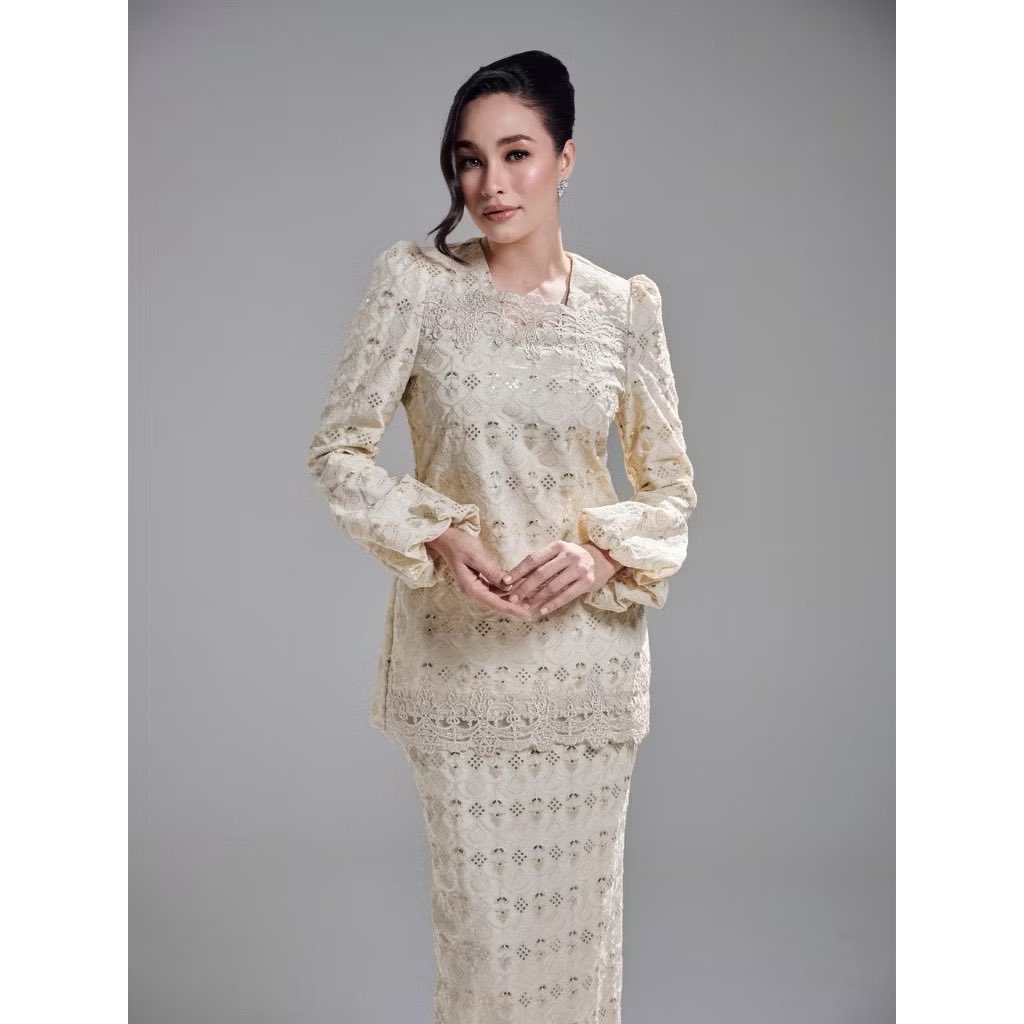 Cantiknyaaaa design brand ni!! Rambang mata tengok collection raya dia. Dari klasik moden printed semua lawa😭