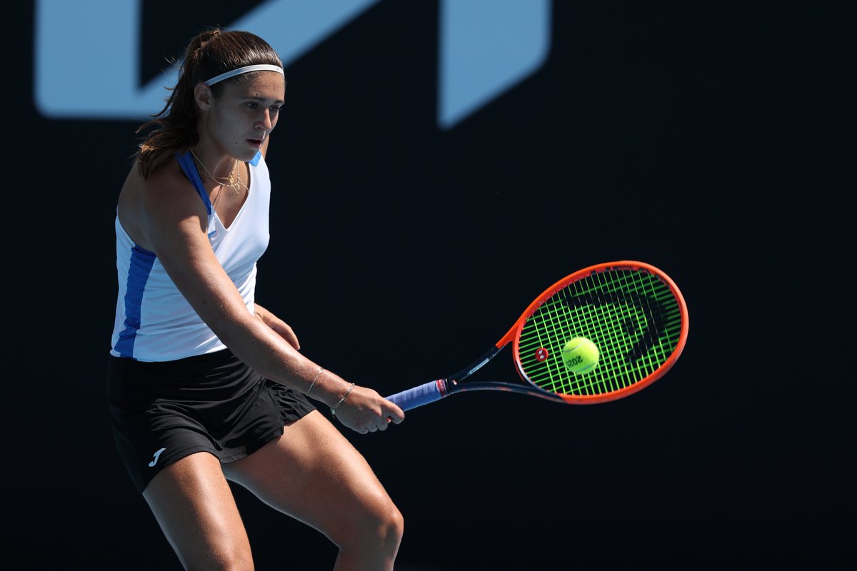 gonzaloferreyr's tweet image. ¡Tenemos a la primera ganadora argentina del @AustralianOpen!

@juliriera02 venció a Shibahara por 6-4, 1-6, 6-3 y avanzó a la segunda ronda de la qualy. Qué bien juega en los Majors; muchísima motivación.

Sonmez, 5° sembrada, su rival en la próxima instancia.