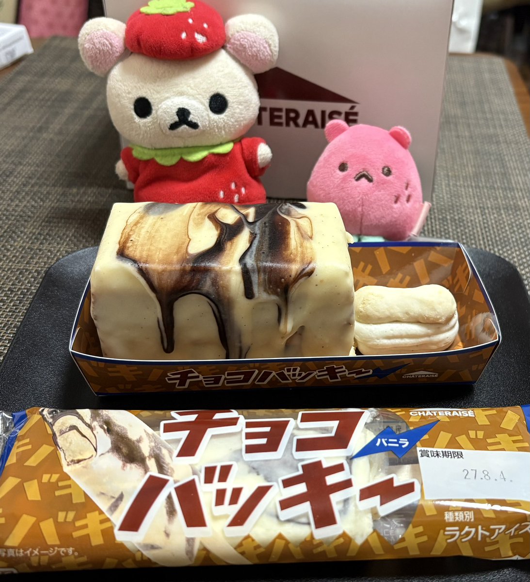 今日は朝イチでシャトレーゼʕ•ᴥ•ʔ
まんまとテレビに踊らされて笑
🍰チョコバッキーのケーキ🍰
本当はひとり1つで豪快に行きたかったけど、アイスとも食べ比べしたいし、福袋チケット消費でこの後も甘い系の予定があるからね、旦那と半分こ、試食会を開催します⸜(*˙꒳˙*)⸝