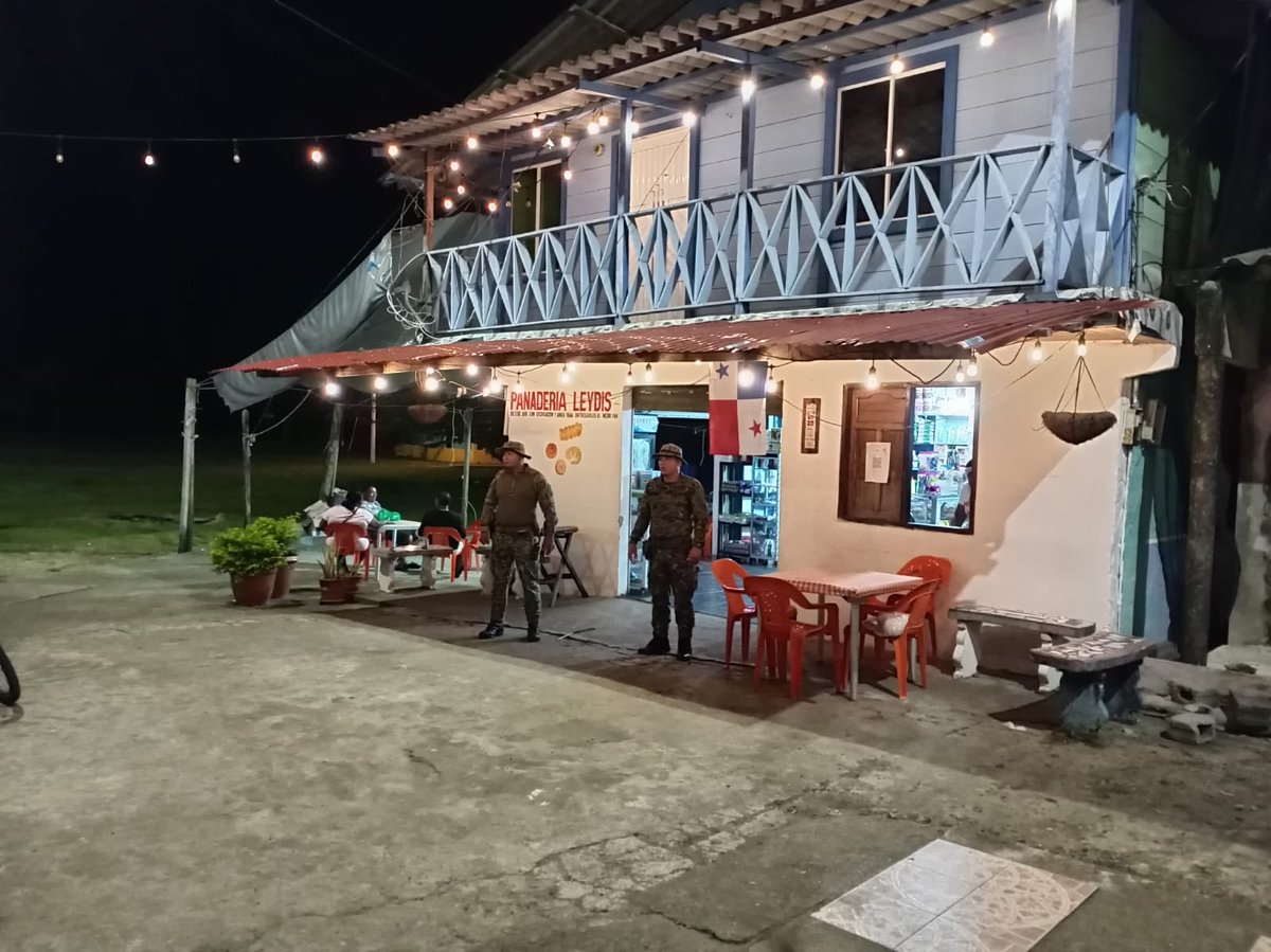 senafrontpanama's tweet image. En seguimiento al #PlanFirmeza y la Operativo Verano Seguro 2026, unidades de la 2.ª Brigada Caribe mantienen patrullajes preventivos y verificación de personas y comercios, fortaleciendo la seguridad y el control territorial.