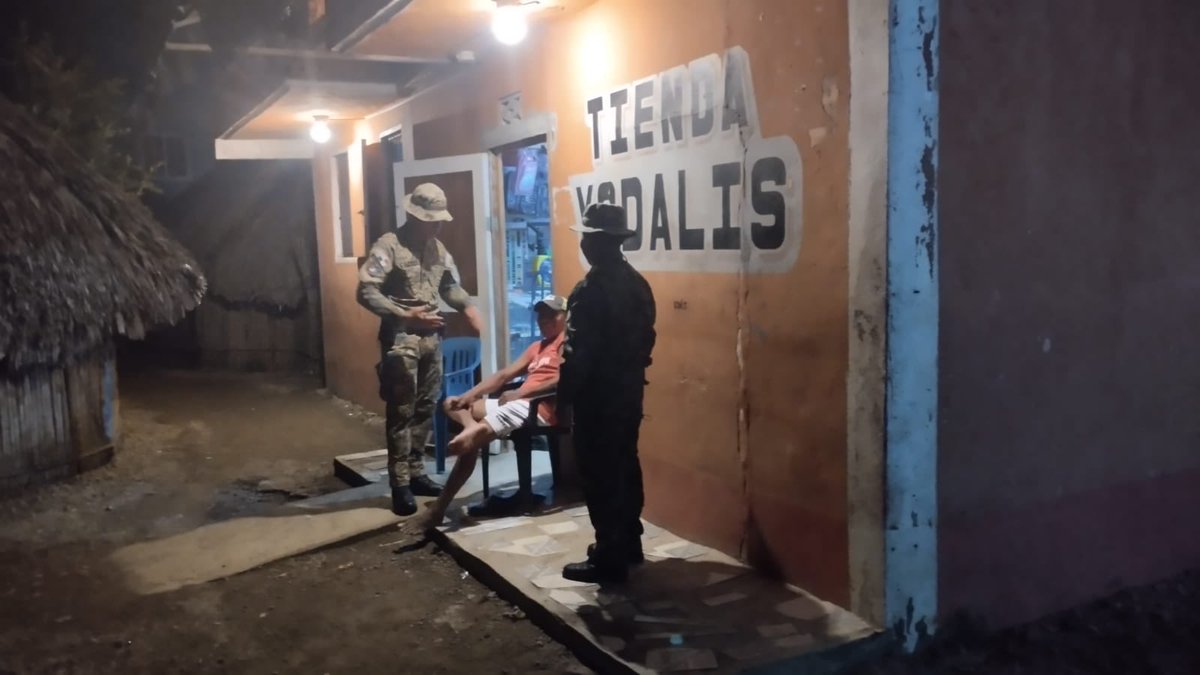 senafrontpanama's tweet image. En seguimiento al #PlanFirmeza y la Operativo Verano Seguro 2026, unidades de la 2.ª Brigada Caribe mantienen patrullajes preventivos y verificación de personas y comercios, fortaleciendo la seguridad y el control territorial.