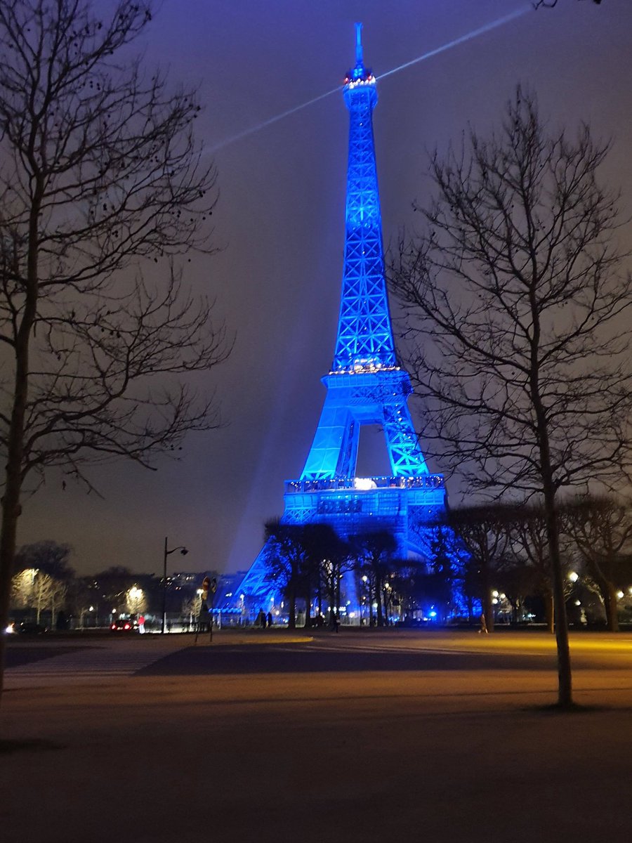 tabuleirobrasil's tweet photo. @marioliveirain Paris é linda mesmo no inverno. Não há nada como tomar um vinho sentado apreciando a torre Eiffel e a vida. https://t.co/5Y9GheLiw8