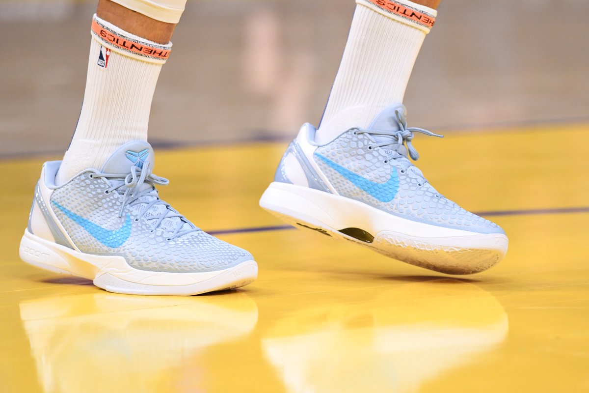 Steph gets ready for tip off in Caitlin Clark's Nike Kobe 6 PE ❄️