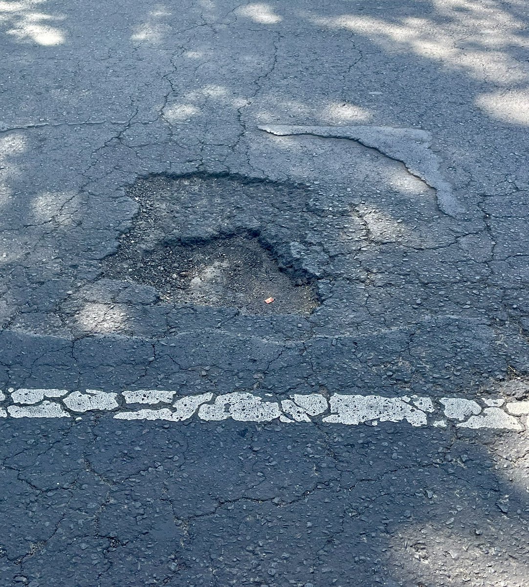 z_jadiazz6's tweet photo. @BachesCDMX @locatel_mx @TlalpanAl @ClaraBrugadaM Otro más y este si me daño 🚐💥🛞 una llanta, está en Acoxpa entre el @solosanborns y #TerrazaCoapa dirección Ote-Pte donde me pagan el daño ??? 
#FYI @inakimanero @889romo @MariannaEn889Fm https://t.co/5rVJpw0Qme