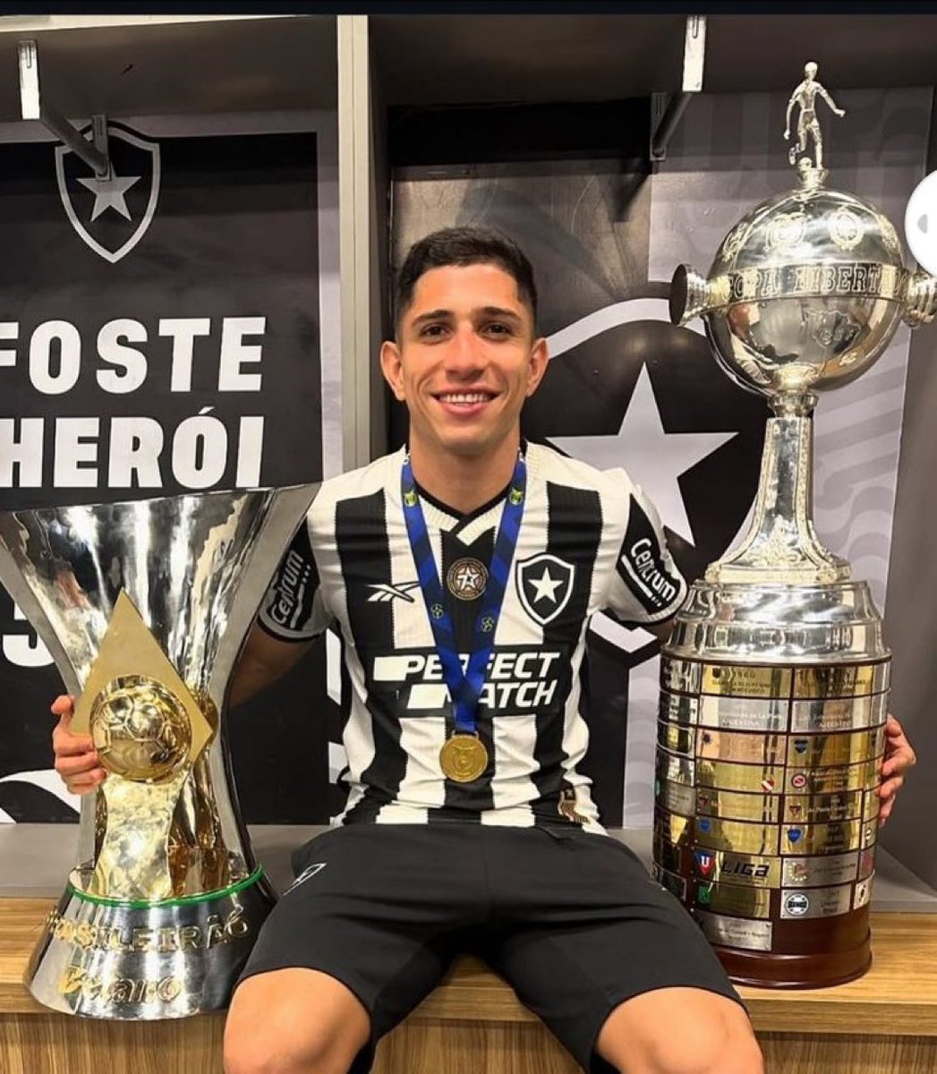 EspacoGlorioso's tweet image. Recusou a Turquia, o Qatar, São Paulo, Grêmio para ficar no Rio de Janeiro.

Eis que surgiu o Fluminense. Na cidade em que ele quer ficar, podendo receber um salário maior e um tempo maior de contrato.

Mas o Fluminense não tinha uma coisa: A estrela solitária.

O Botafogo se…