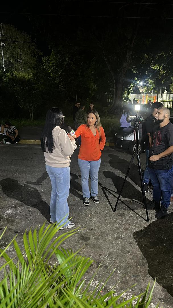 #Reporte1 
#RodeoI

RODEO I MANTIENE SU PERNOCTA POR LA LIBERTAD DE TODOS LOS PRESOS POLÍTICOS.

A las 9:13 p.m, los familiares de presos políticos siguen concentrados alrededor del Centro de Tortura El Rodeo I, con pedidos de libertad y reunidos en oración exigiendo la