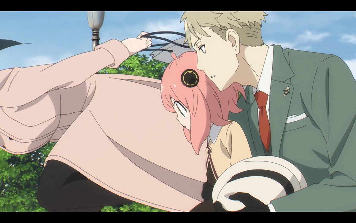 3ternal_3ch0es's tweet image. #SpyxFamily #スパイファミリー 

The Yor Effect 

At first Twilight was victim-blaming the old lady for having her wallet stolen but after seeing Yor go after the thief, he went after him as well. 

He probably wasn't going to go after the thief because as a spy he can't stand out