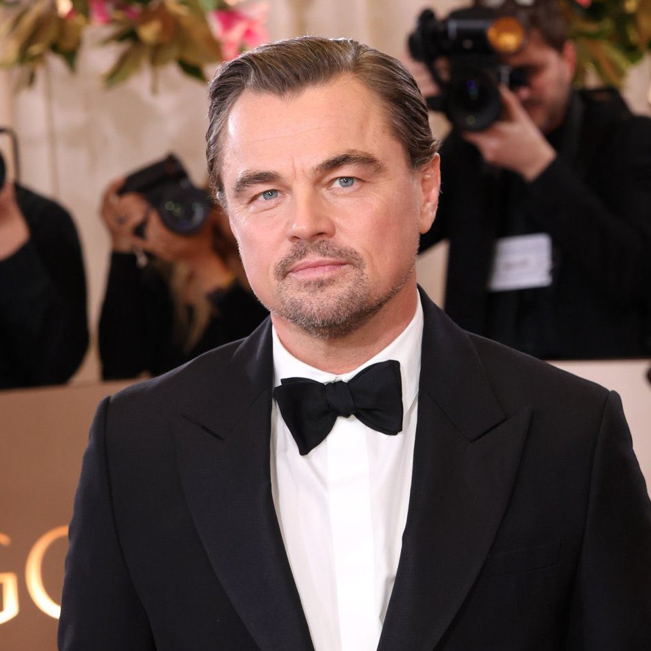 poponze's tweet image. Nikki Glaser faz piada sobre namoradas de Leonardo DiCaprio no #GoldenGlobes:

“Você teve uma carreira brilhante, trabalhou com grandes diretores, ganhou 3 Globos de Ouro, Oscars… e fez tudo isso antes da sua namorada fazer 30 anos.”