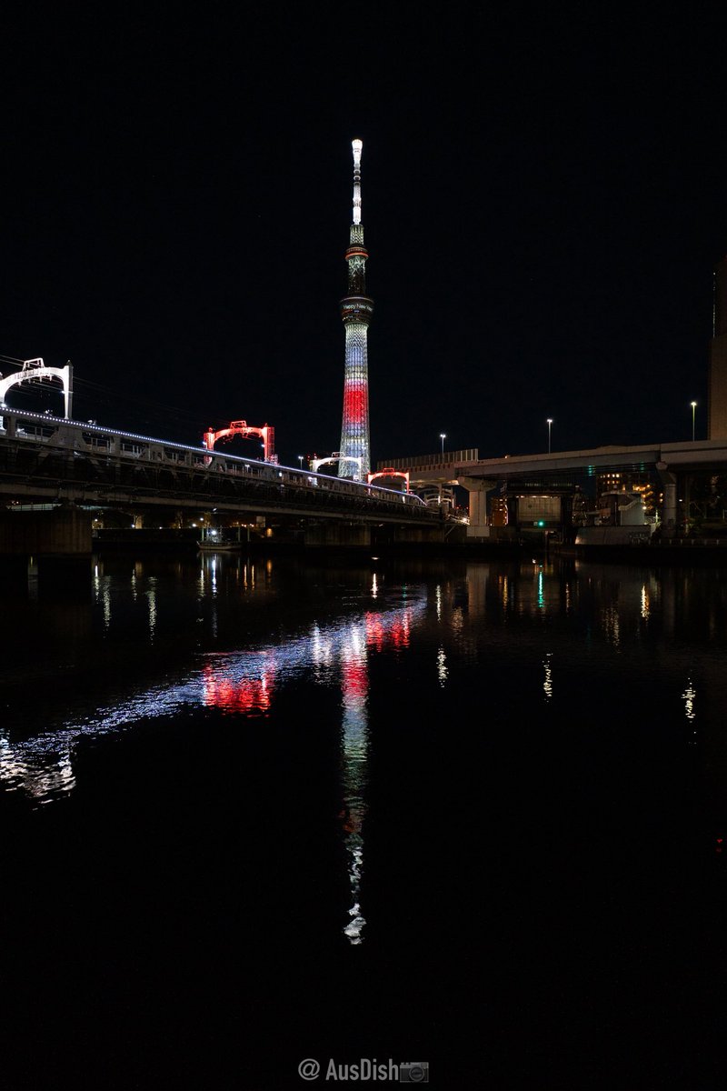 お正月ライトアップのスカイツリーと東武スカイツリー線路が隅田川に綺麗に映っていた📸

#東京スカイツリー #お正月 
#写真 
#写真好きな人と繋がりたい
#ファインダー越しの世界