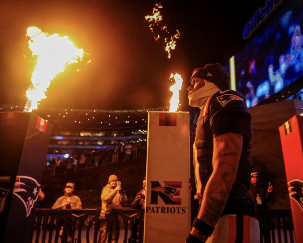 CHRISTIAN GONZALEZ WITH ONE OF THE COLDEST PRE-GAME PHOTOS.

🔥🔥🔥

(Via <a href="/Patriots/">New England Patriots</a>)