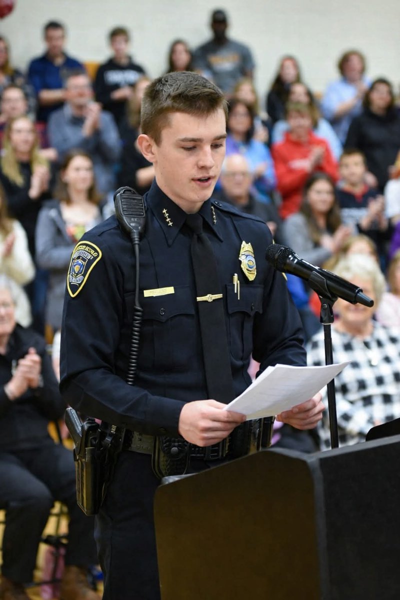 CrazyVibes_1's tweet image. Mrs. Johnson taught 8th grade at a school in a low-income neighborhood. She was strict about homework, but she was kind.

She noticed that one of her students, a boy named David, was always getting in trouble. He was angry. He fell asleep in class. Other kids made fun of him…