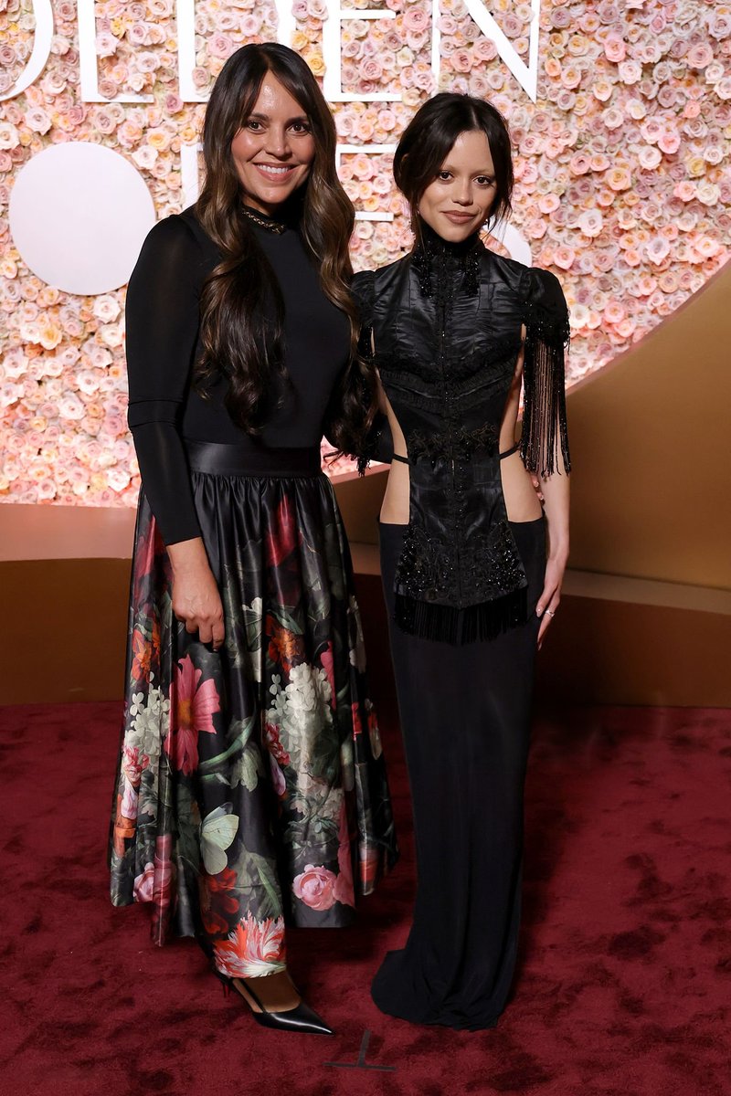 evyncoment's tweet image. A Jenna Ortega é a cópia da mãe mesmo né, que lindas meu Deus!