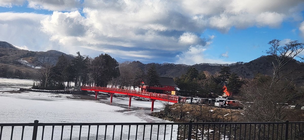 Shojilove0612's tweet photo. 昨日のLIVE後、赤城山の大沼へ。風と寒さで神社までたどり着けず手前から撮影📷大沼ね、一面ガチガチに凍ってて周辺はスタッドレスじゃないとムリ。
#日常Photo　#GalaxyS　#赤城山　#大沼　#季節を感じよう　#風輪カラーの空 https://t.co/3ocVExUQw7