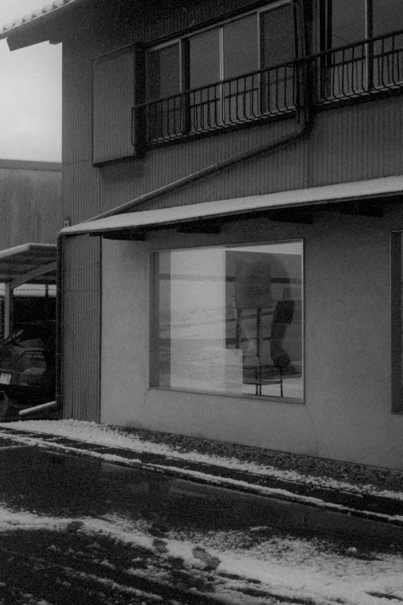 前から見たかった吉田紳平さんの作品が岐阜で見られると知り、訪問。絵の具の色というより光の粒で描いているような印象があり、カメラで一部を切り取ったような思い出や記憶の断片を見ているような作品たちが心地よかったです。