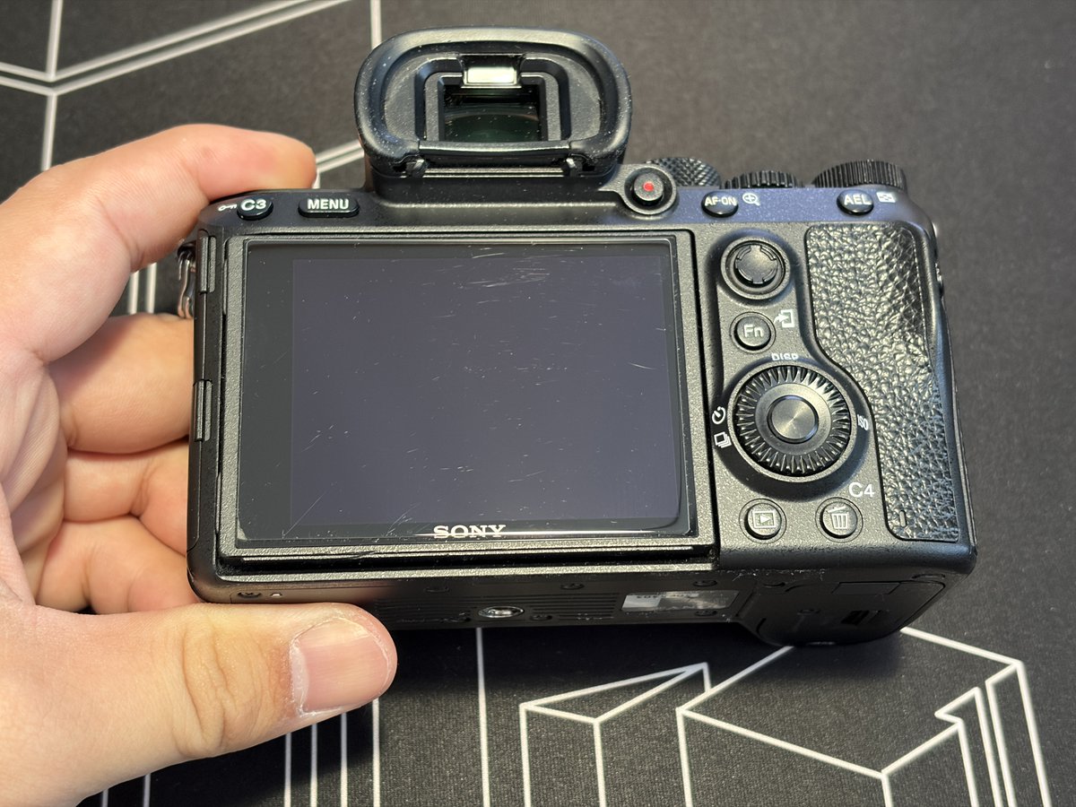 hypehilife's tweet photo. #カメラ売ります #Sony #A7M3
α7III
モニタ下部に打痕跡ありますが液晶含め正常動作しています
付属品：ボディ+アイピース+ボディキャップ+シューカバー+バッテリー
11万円(送別)　愛知発 https://t.co/3Map7thLhE