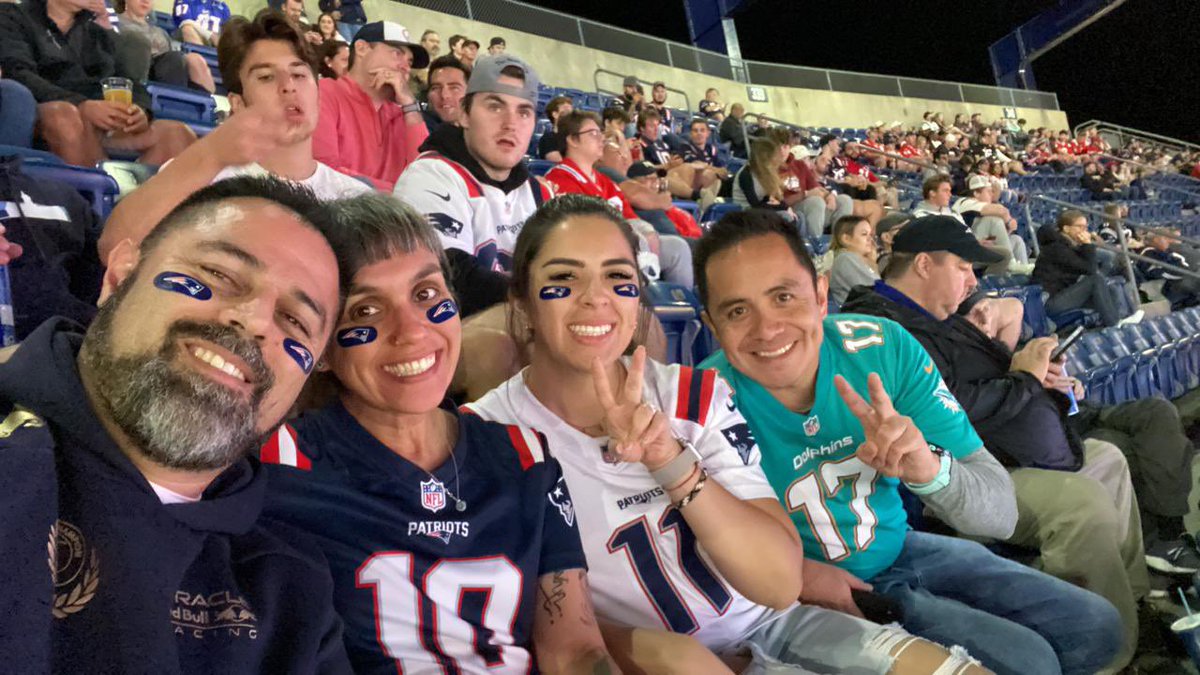 alfredonet's tweet photo. #NFLEnTelevisa 
Saludos a Lizita y Chuchi! https://t.co/VHdl60w2Pj
