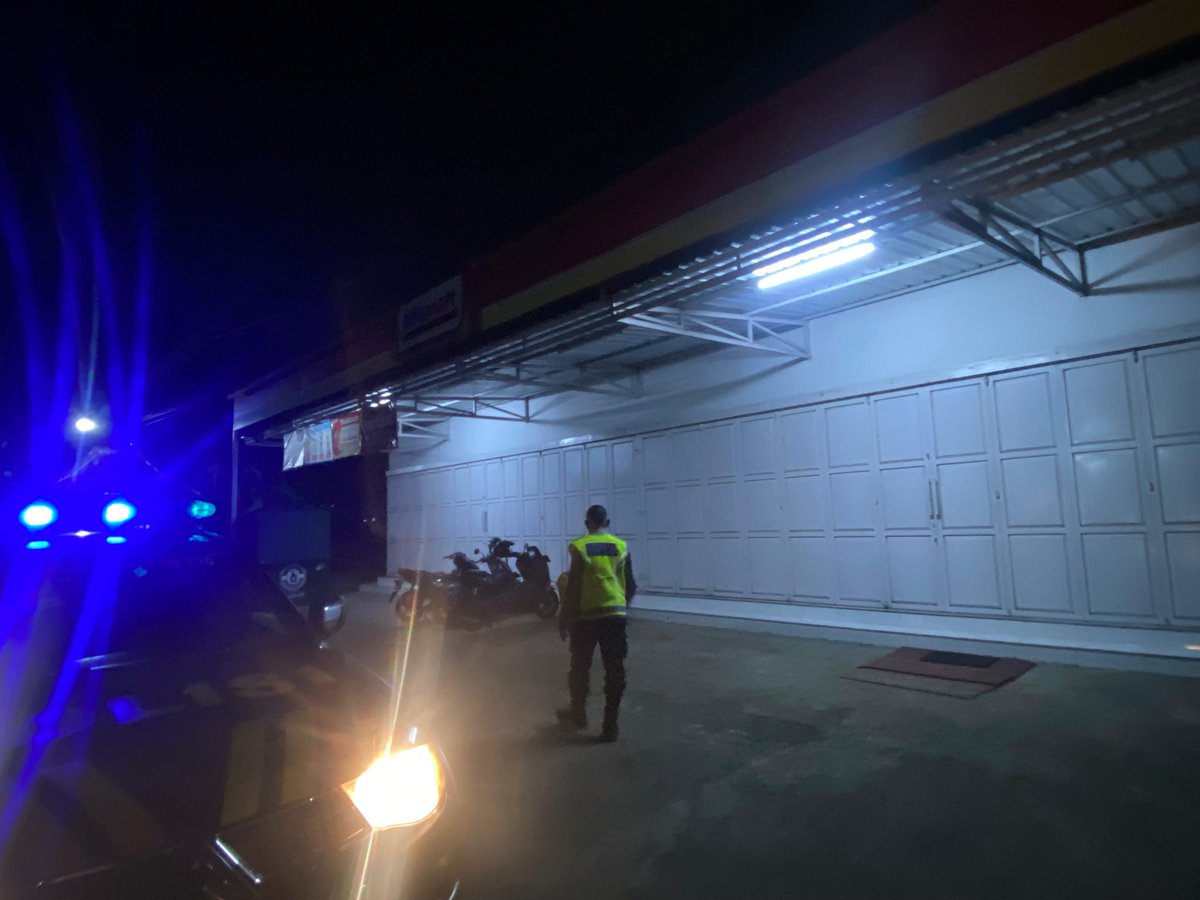 HumasPonjong123's tweet photo. Patroli KRYD oleh Polsek Ponjong dengan Sasaran wilayah rawan gangguan Kamtibmas serta obyek Vital guna Antisipasi gangguan kamtibmas, kriminalitas serta kejahatan jalanan diwilayah Ponjong.

#PolriUntukMasyarakat #Harkamtibmas #PoldaJogja #polresgunungkidul #polsekponjong https://t.co/K2CuKibd4j