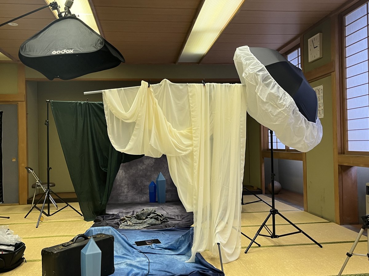 _daiphoto's tweet photo. テスト2回目。今回も某所和室にて。ライティング配置も想定していったのにそれでもセット設営に1時間強もかかる。ただ、機材のテストセットをしたおかげでほぼ忘れ物無し。 https://t.co/Lko6DWJdQl