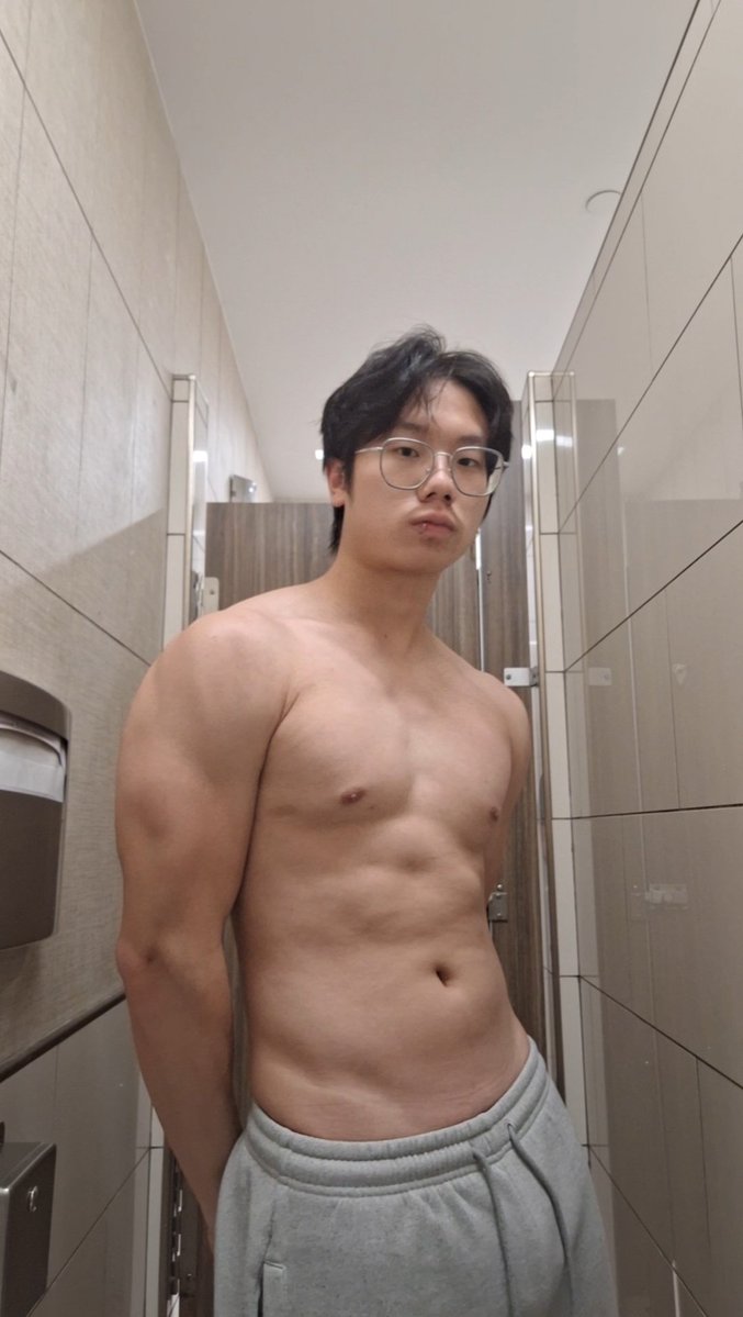 xojixiv's tweet image. Mall's restroom lighting was so good i had to do a few poses