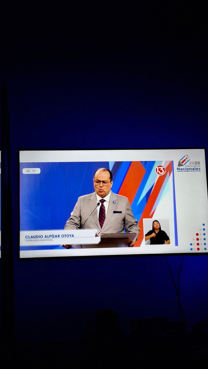 Ya estan Viendo los debates? Laura solo grita y no dice ni hostia 😂