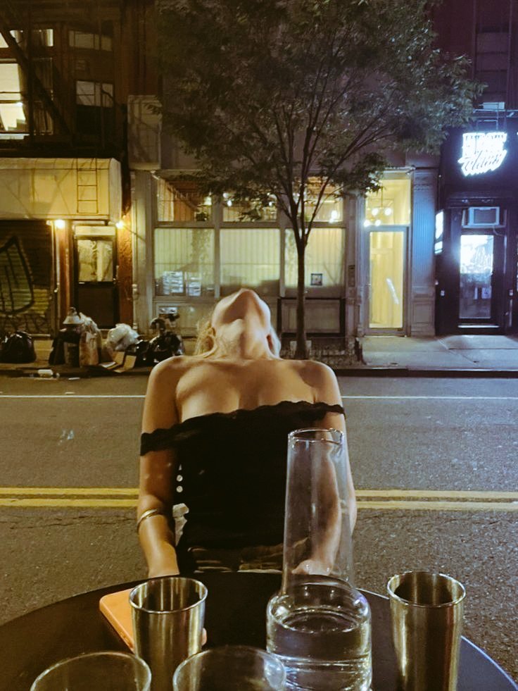 Darklingvoid's tweet image. Minha parceira de copo...

(Estou falhando miseravelmente em acompanhar o ritmo dela