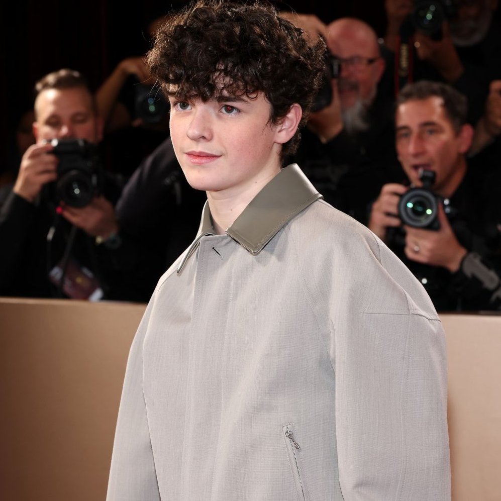 sboficial's tweet photo. ARTISTA! Com apenas 16 anos, Owen Cooper já é vencedor do Emmy, do Globo de Ouro e do Critics' Choice Awards. #GoldenGlobes https://t.co/Fpuu3AgnLk