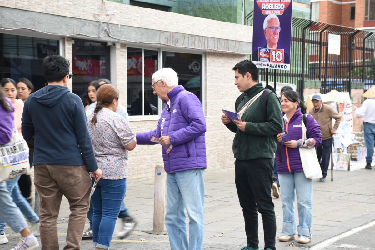 Hoy estuvimos en Diverplaza haciendo lo que más sentido tiene en política: hablar con la gente. Junto a <a href="/LiliaDignidad/">Lilia Avella B.</a>, las voluntarias y los voluntarios, <a href="/dignidadycomp/">Dignidad & Compromiso</a>, recorrimos Bogotá con convicción y alegría. Así se construye una alternativa limpia, de cara al país.
