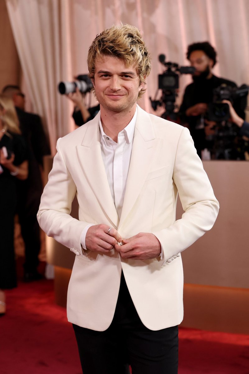 jasm2ne's tweet photo. joe keery on the golden globes red carpet is everything #GoldenGlobes https://t.co/kjc4Prrszp