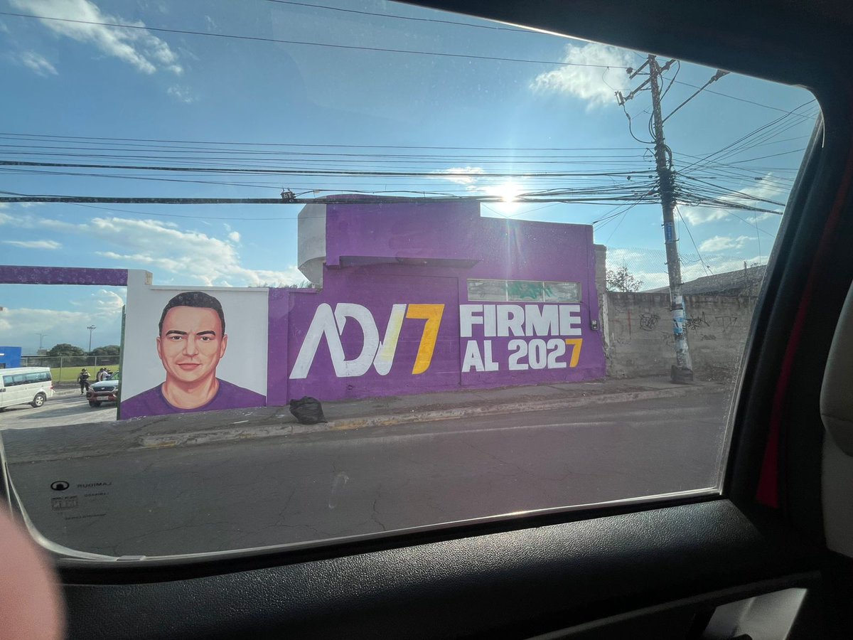 Danielsalcan_'s tweet photo. La gente del Gobierno, liderados por "Sarmiento es Pueblo", se metieron a la fuerza al coliseo municipal en Calderón, pintaron las paredes con la cara de Noboa y retuvieron e intimidaron a funcionarios municipales. Sarmiento hasta amenazo con llamar a la Ministra Nataly Murillo. https://t.co/a50DkROEaY