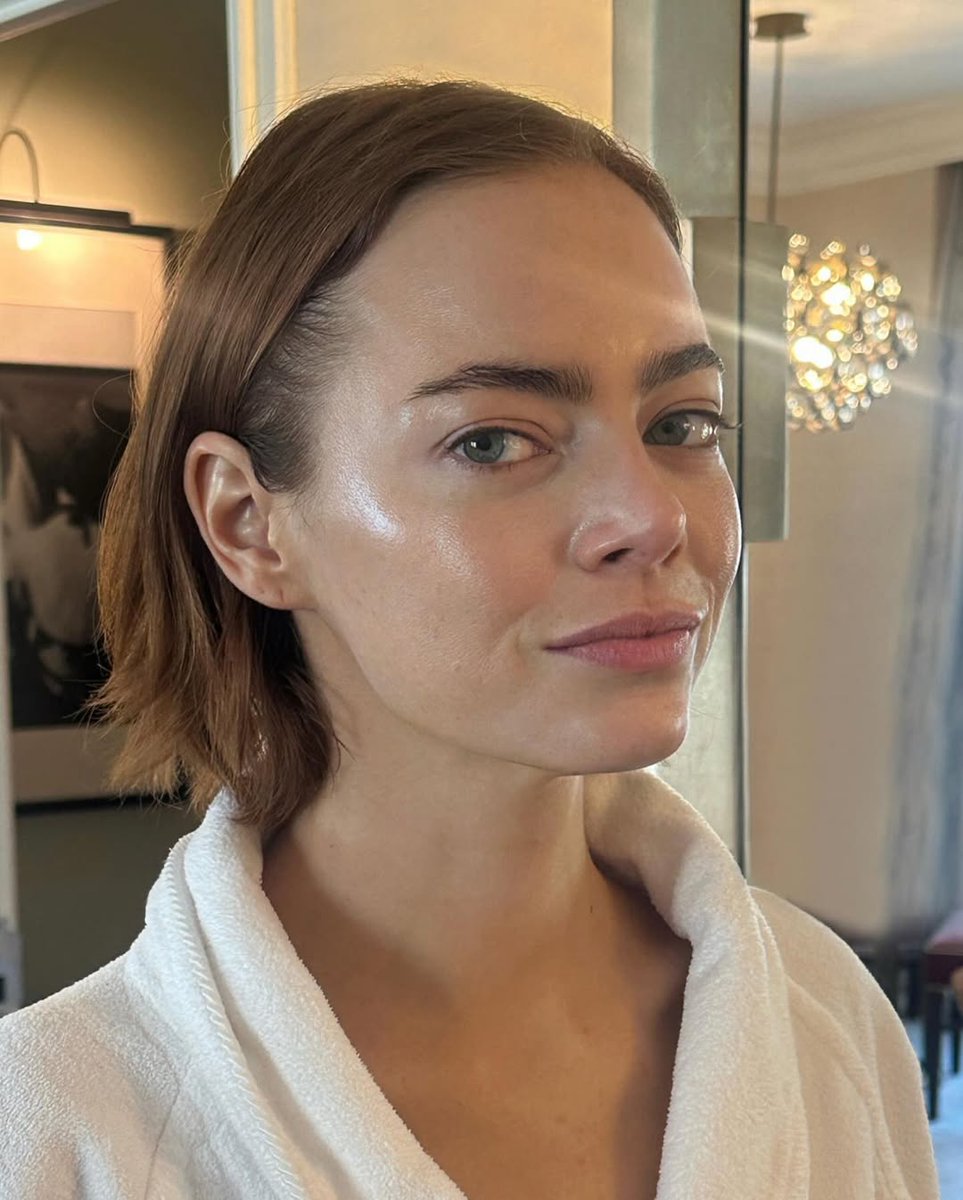 emstonephotos's tweet image. Emma Stone getting ready for the Golden Globes earlier today in Los Angeles.