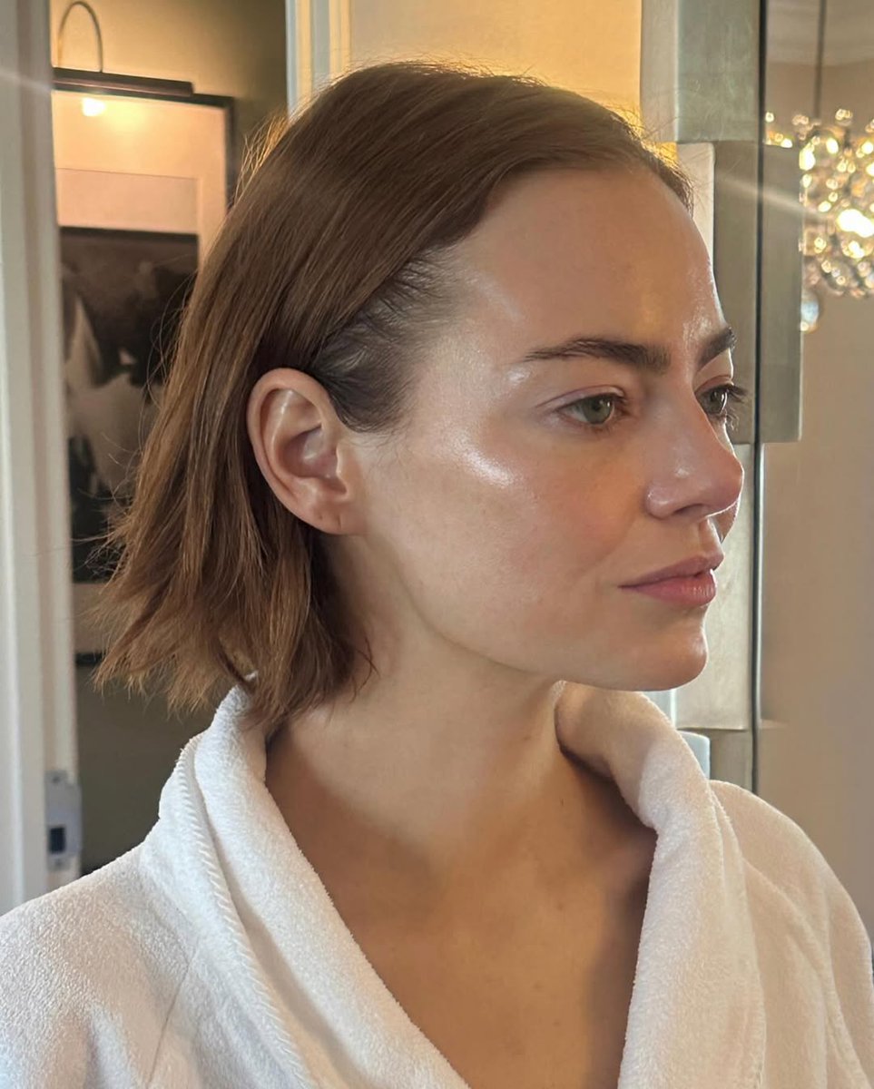 emstonephotos's tweet image. Emma Stone getting ready for the Golden Globes earlier today in Los Angeles.