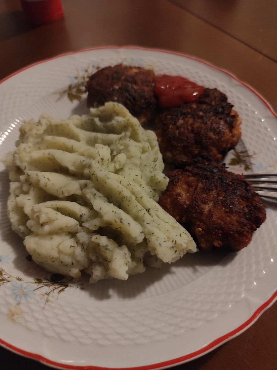 А ещё я котлеты с пюрешкой наготовил. Почти как мама в детстве кормила, по-классике. Вышло вкусно)