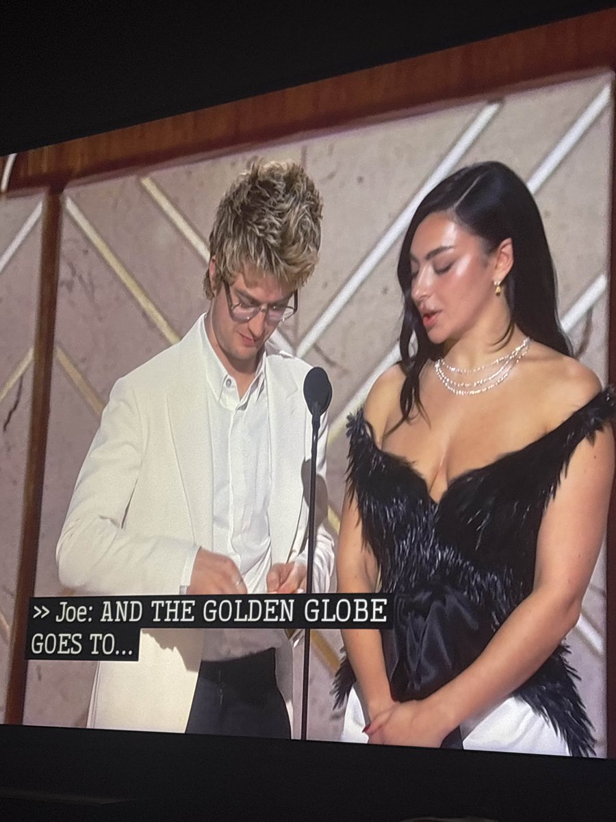 joekeystrings's tweet image. good thing he brought his glasses!