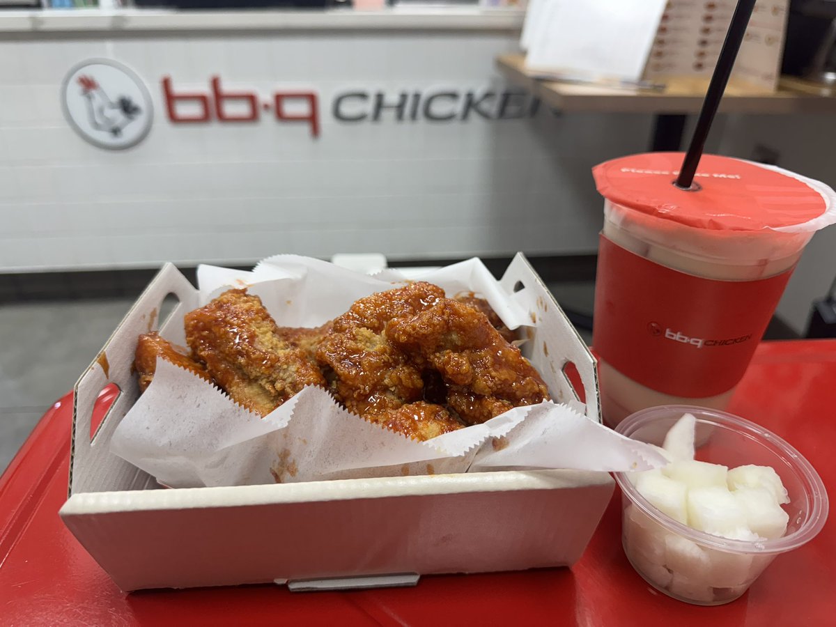 TheJetstreak's tweet photo. Small 8-piece order of Hot Spice boneless with pickled radish and peach milk tea @bbqChickenUS @CityAgouraHills. https://t.co/JEtIP8VIOM
