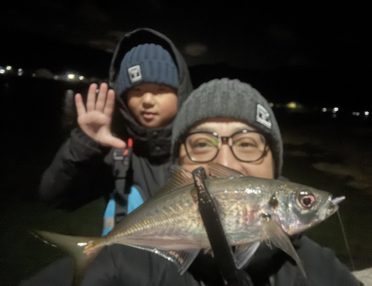 ichimiyan0129's tweet image. 父にはどうしてもアジを釣らないといけない時がある…。あるよね…？
でも爆風、潮はド干潮…。
そんな時はLGフロート一択。30メートル先のアジ掛けていきました！
（カメラマン:息子）