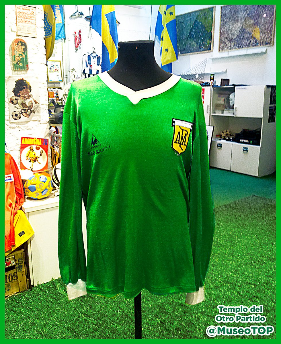 MuseoTOP's tweet image. 11-01-2026. 45º aniversario del Mundialito: El buzo verde de Fillol (1981) brilla en el TOP, el Museo de Marketing Deportivo de Claudio Destéfano. Historia completa en Instagram 👉 @museoTOP. Contenido: @mlopezarce #Fillol #Argentina #LeCoqSportif #MuseoTOP